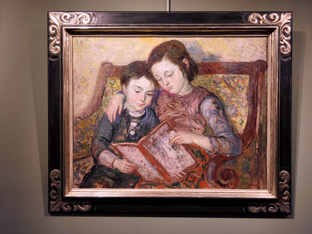 <strong>Moses Gurewics, twee lezende kinderen, olieverf op linnen, afmeting 62x80cm doekmaat, afmeting incl. bladgouden lijst 82x100cm, 7500,- euro, nr. 50

Moses Gurewics (1907–1944) is een van de tragische figuren uit de kunstgeschiedenis wiens leven en loopbaan abrupt werden beëindigd door de Holocaust. Omdat hij tijdens de Tweede Wereldoorlog is omgekomen en zijn nalatenschap grotendeels verloren is gegaan of verspreid is geraakt, zijn de biografische gegevens over hem in publieke archieven helaas uiterst schaars.

Achtergrond en Geboorte: 
Hij werd geboren in 1907. Gezien zijn achternaam (een transliteratie van het cyrillische 'Goerevitsj') lag zijn familiale of geografische oorsprong zeer waarschijnlijk in Centraal- of Oost-Europa (zoals Polen, Wit-Rusland of Litouwen), hoewel veel Joodse kunstenaars in die periode naar West-Europese kunstcentra zoals Parijs of Berlijn trokken.

Beroep: 
Hij stond officieel geregistreerd als kunstschilder / beeldend kunstenaar.

Overlijden: 
Hij stierf in 1944, het zwartste jaar van de deportaties en de vernietigingskampen in Europa. 
Doordat er in de reguliere westerse archieven online geen catalogi van zijn solotentoonstellingen of overgeleverde doeken direct vindbaar zijn, behoort hij tot de duizenden 'vergeten' Joodse kunstenaars van de vroege 20e eeuw wiens kunsthistorische sporen door het nazi-regime nagenoeg zijn uitgewist.

Analyse van het schilderij

Voorstelling: 
Het werk toont een teder, intiem impressionistisch dubbelportret van twee lezende of bladerende kinderen (vermoedelijk een broer en zus) die dicht tegen elkaar aan op een rijk gedecoreerde, gestoffeerde bank zitten.

Stijl: 
De stijl is sterk beïnvloed door het Franse postimpressionisme en doet denken aan het werk van grote meesters zoals Pierre Bonnard of Édouard Vuillard (de zogenaamde Intimisme-stroming). Gurewics maakt hier gebruik van een zware, pasteuze verfopbrengst (dikke lagen verf met korte, levendige penseelstreken) en een warm, sfeervol kleurenpalet waarin okertinten, dieprood en zachte rozetinten de boventoon voeren. 
Omdat er van Moses Gurewics (1907–1944) zo ontzettend weinig documentatie is overgeleverd vanwege de Holocaust, is de ontdekking van een fysiek schilderij zoals dit van onschatbare kunsthistorische waarde. Het bewijst dat hij een zeer hoogwaardig opgeleide schilder was die waarschijnlijk in de jaren 20 of 30 in een belangrijk Europees kunstcentrum (zoals Parijs) heeft gewerkt, gezien de overduidelijke West-Europese stijl van het werk.</strong>