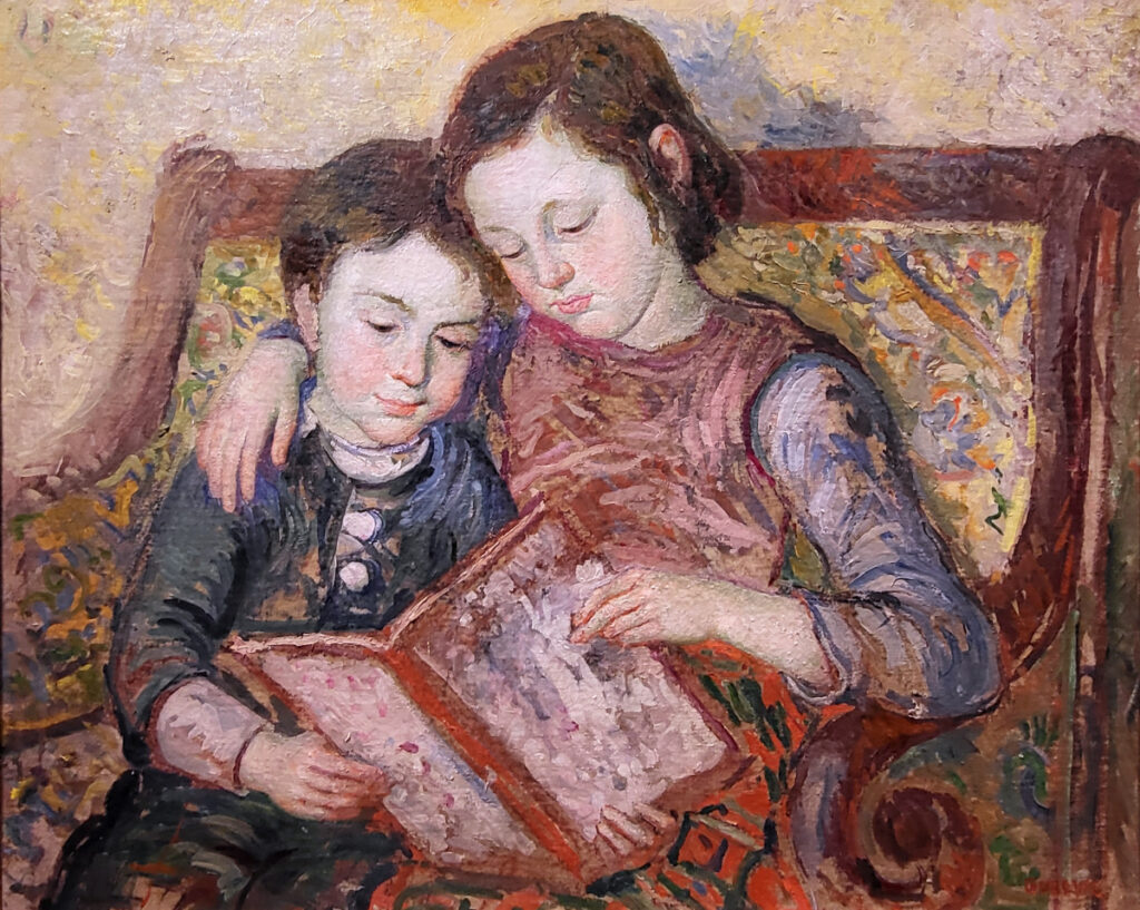 <strong>Moses Gurewics, twee lezende kinderen, olieverf op linnen, afmeting 62x80cm doekmaat, 7500,- euro, nr. 49</strong>

<strong>Moses Gurewics (1907–1944) is een van de tragische figuren uit de kunstgeschiedenis wiens leven en loopbaan abrupt werden beëindigd door de Holocaust. Omdat hij tijdens de Tweede Wereldoorlog is omgekomen en zijn nalatenschap grotendeels verloren is gegaan of verspreid is geraakt, zijn de biografische gegevens over hem in publieke archieven helaas uiterst schaars.

Achtergrond en Geboorte: 
Hij werd geboren in 1907. Gezien zijn achternaam (een transliteratie van het cyrillische 'Goerevitsj') lag zijn familiale of geografische oorsprong zeer waarschijnlijk in Centraal- of Oost-Europa (zoals Polen, Wit-Rusland of Litouwen), hoewel veel Joodse kunstenaars in die periode naar West-Europese kunstcentra zoals Parijs of Berlijn trokken.

Beroep: 
Hij stond officieel geregistreerd als kunstschilder / beeldend kunstenaar.

Overlijden: 
Hij stierf in 1944, het zwartste jaar van de deportaties en de vernietigingskampen in Europa. 
Doordat er in de reguliere westerse archieven online geen catalogi van zijn solotentoonstellingen of overgeleverde doeken direct vindbaar zijn, behoort hij tot de duizenden 'vergeten' Joodse kunstenaars van de vroege 20e eeuw wiens kunsthistorische sporen door het nazi-regime nagenoeg zijn uitgewist.

Analyse van het schilderij

Voorstelling: 
Het werk toont een teder, intiem impressionistisch dubbelportret van twee lezende of bladerende kinderen (vermoedelijk een broer en zus) die dicht tegen elkaar aan op een rijk gedecoreerde, gestoffeerde bank zitten.

Stijl: 
De stijl is sterk beïnvloed door het Franse postimpressionisme en doet denken aan het werk van grote meesters zoals Pierre Bonnard of Édouard Vuillard (de zogenaamde Intimisme-stroming). Gurewics maakt hier gebruik van een zware, pasteuze verfopbrengst (dikke lagen verf met korte, levendige penseelstreken) en een warm, sfeervol kleurenpalet waarin okertinten, dieprood en zachte rozetinten de boventoon voeren. 
Omdat er van Moses Gurewics (1907–1944) zo ontzettend weinig documentatie is overgeleverd vanwege de Holocaust, is de ontdekking van een fysiek schilderij zoals dit van onschatbare kunsthistorische waarde. Het bewijst dat hij een zeer hoogwaardig opgeleide schilder was die waarschijnlijk in de jaren 20 of 30 in een belangrijk Europees kunstcentrum (zoals Parijs) heeft gewerkt, gezien de overduidelijke West-Europese stijl van het werk.</strong>