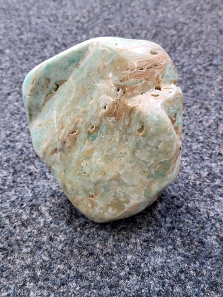 Sculptuur Calciet Caribbean blue, 1,3kg, 95,- euro, nr. 17

Calciet, 

Calciet is een veelvoorkomend mineraal dat voornamelijk bestaat uit calciumcarbonaat. Het komt in diverse kleuren en vormen voor en wordt in veel industrieën gebruikt, maar ook in de esoterie.
Algemene kenmerken:
Samenstelling: Calciet bestaat voornamelijk uit calciumcarbonaat (CaCO3).
Vorming: Het ontstaat door afzetting van calciumcarbonaat in water, maar ook door ophoping van schelpen en skeletten van zeedieren.
Uiterlijk: Het heeft vaak een glasachtige glans, is doorzichtig tot doorschijnend en kan vele kleuren hebben, zoals geel, oranje, rood, bruin, blauw, groen, roze, wit en kleurloos.
Hardheid: Calciet heeft een hardheid van 3 op de schaal van Mohs.
Veelvoorkomend: Het is een van de meest voorkomende mineralen en is een hoofdbestanddeel van kalksteen, marmer en krijt.
Esoterie:
In de edelsteentherapie wordt calciet gezien als een steen die energie versterkt, negatieve energieën verwijdert en spirituele groei bevordert. Verschillende kleuren calciet hebben specifieke eigenschappen, zoals gele calciet voor doorzettingsvermogen en moed, en mangano calciet voor emotionele heling.
Specifieke calcietsoorten:
Gele Calciet: Staat bekend om het absorberen van negativiteit, het versterken van doorzettingsvermogen en het aantrekken van succes.
Blauwe Calciet: Wordt geassocieerd met kalmering, communicatie en het loslaten van stress.
Groene Calciet: Werkt op de hartchakra, bevordert liefde, compassie en emotionele heling.
Mangano Calciet: Wordt gebruikt voor emotionele heling, het loslaten van oud verdriet en het versterken van zelfvertrouwen.
Reiniging:
Calciet kan op verschillende manieren gereinigd worden, maar het is belangrijk om te weten dat sommige soorten, zoals gele calciet, niet goed tegen water kunnen.
Andere reinigingsmethoden zijn bijvoorbeeld reinigen met edelstenenspray, op een Amethist of bergkristal leggen, of reinigen met selenite.
Het is een steen die kan worden gebruikt voor energieversterking, emotionele heling en het bevorderen van spirituele groei, afhankelijk van de specifieke kleur en eigenschappen.