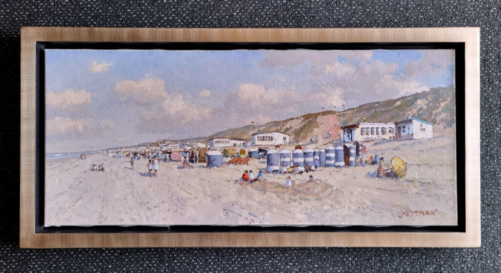 W. Heytman, strandgezicht Scheveningen, olieverf op linnen, 30x70cm doekmaat, incl. lijst, 795,- euro, nr. 18

Heytman, W. Heytman, Willem Heytman geb.1950
Heytman, Willem Heytman. Reeds op jonge leeftijd zien we in de schoolschriften van de in 1950 geboren W. Heytman vele tekeningen staan. Al snel na zijn schooltijd begint Heytman te experimenteren met pastel, aquarel en olieverf. Hij legt zich vooral toe op het schilderen met olieverf. Zijn eerste expositie vindt plaats in 1976 te Middelburg in de provincie Zeeland. Behalve van de Nederlandse zeeschilder J. W. Heijting heeft Heytman van niemand les gehad. Hij is wat dat betreft een autodidact, die voortdurend doorgaat met het vernieuwen en verbeteren van zijn stijl, kleur en compositie. Onder andere zomerse zee- en strandgezichten, maar ook winterse stadsgezichten zijn thema\\\'s die Heytman schildert. In de ruim 20 jaar dat hij bezig is heeft Heytman zich zeker een plaats weten te verwerven binnen de huidige Nederlandse schilderkunst.